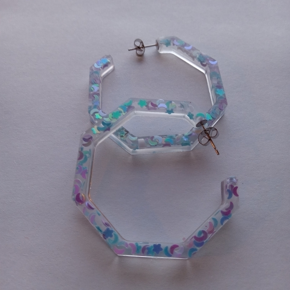 Confetti resin geometric hoop earrings